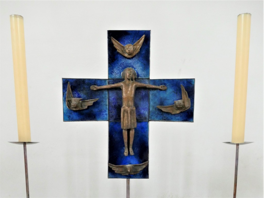 Kruzifix auf Altar