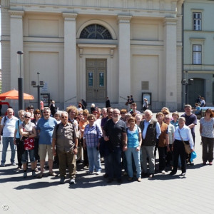 Gruppenbild vor Kirche am Deàk-Platz